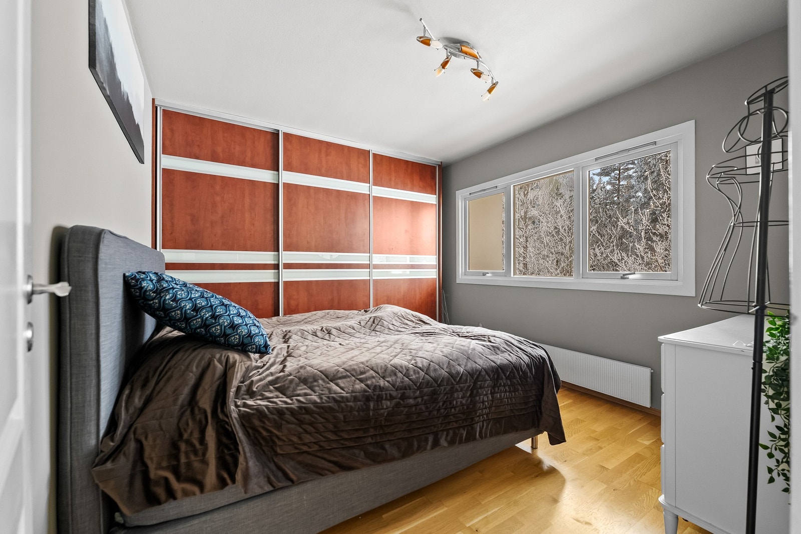 Hovedsoverommet er av god størrelse med plass til dobbeltseng og garderobeløsning. Galleribilde