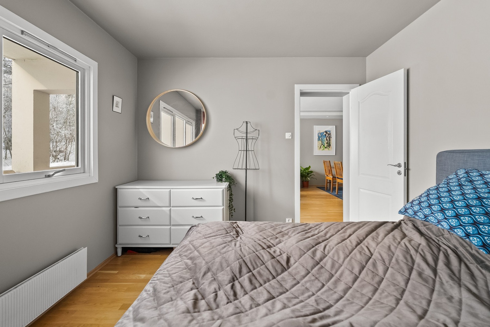 Rommet oppleves lyst og behagelig, med fine møbleringsmuligheter. Galleribilde