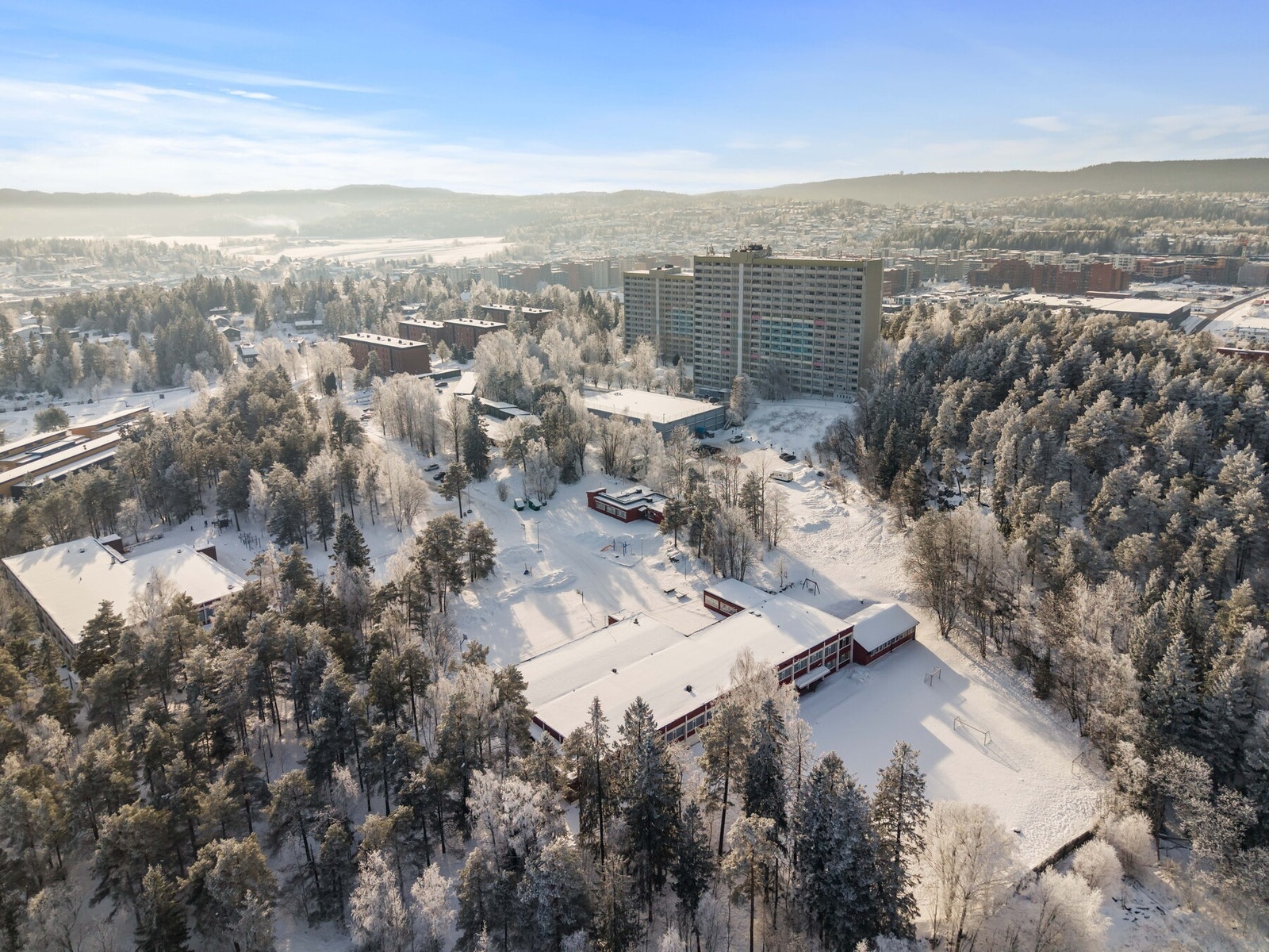 Alt du trenger i hverdagen finner du like utenfor døren - butikker, treningssentre, restauranter, kollektivtransport, skoler og barnehager. Samtidig har du kort vei til flotte tur- og friluftsområder i Østmarka - perfekt for aktive dager året rundt. Galleribilde