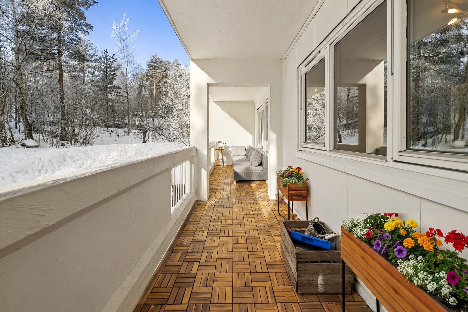 Vestvendt balkong på ca. 12 kvm med gode solforhold. Her kan du nyte ettermiddags- og i rolige omgivelser Galleribilde