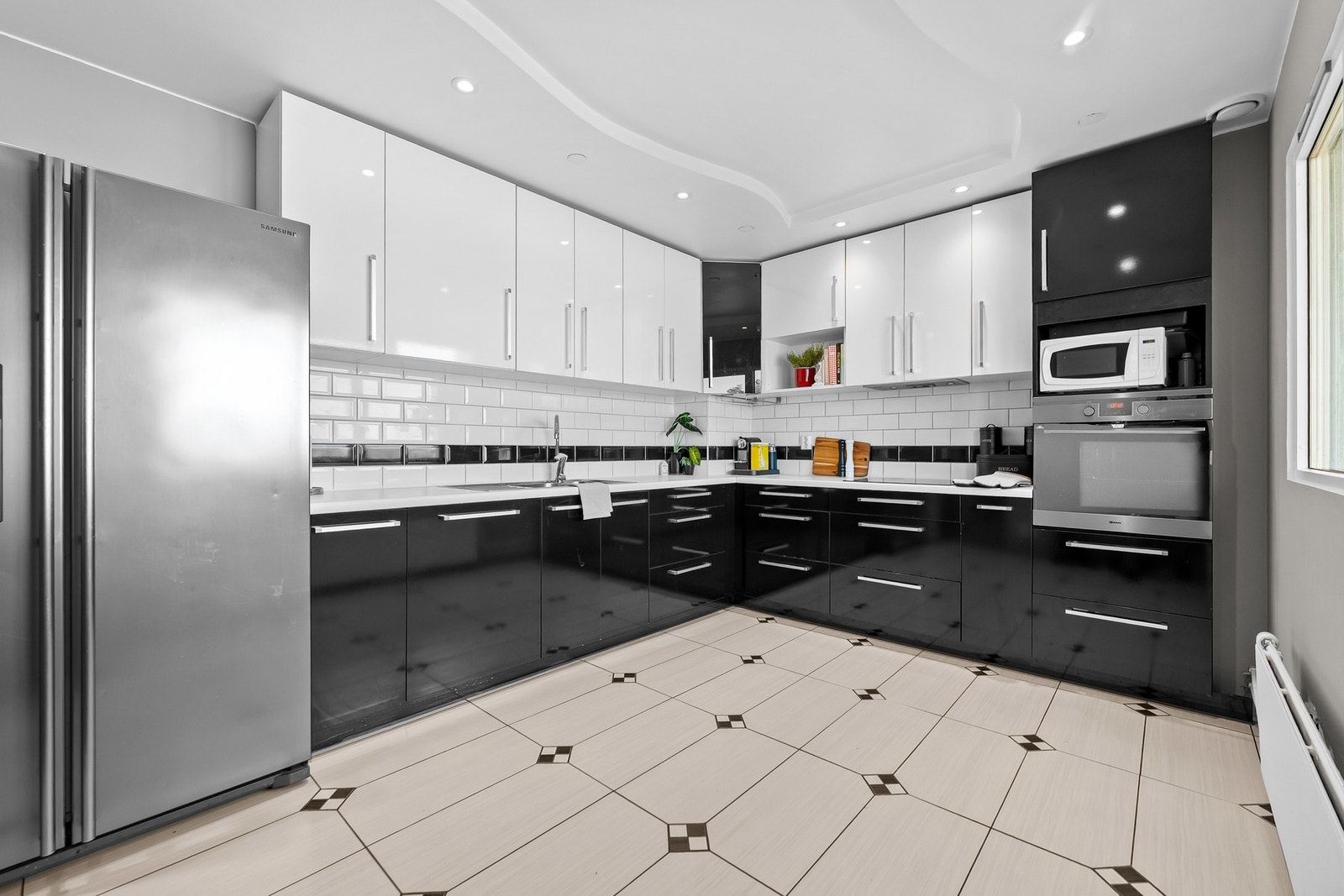 Kjøkkeninnredning er fra ca. 2015 (IKEA). Galleribilde