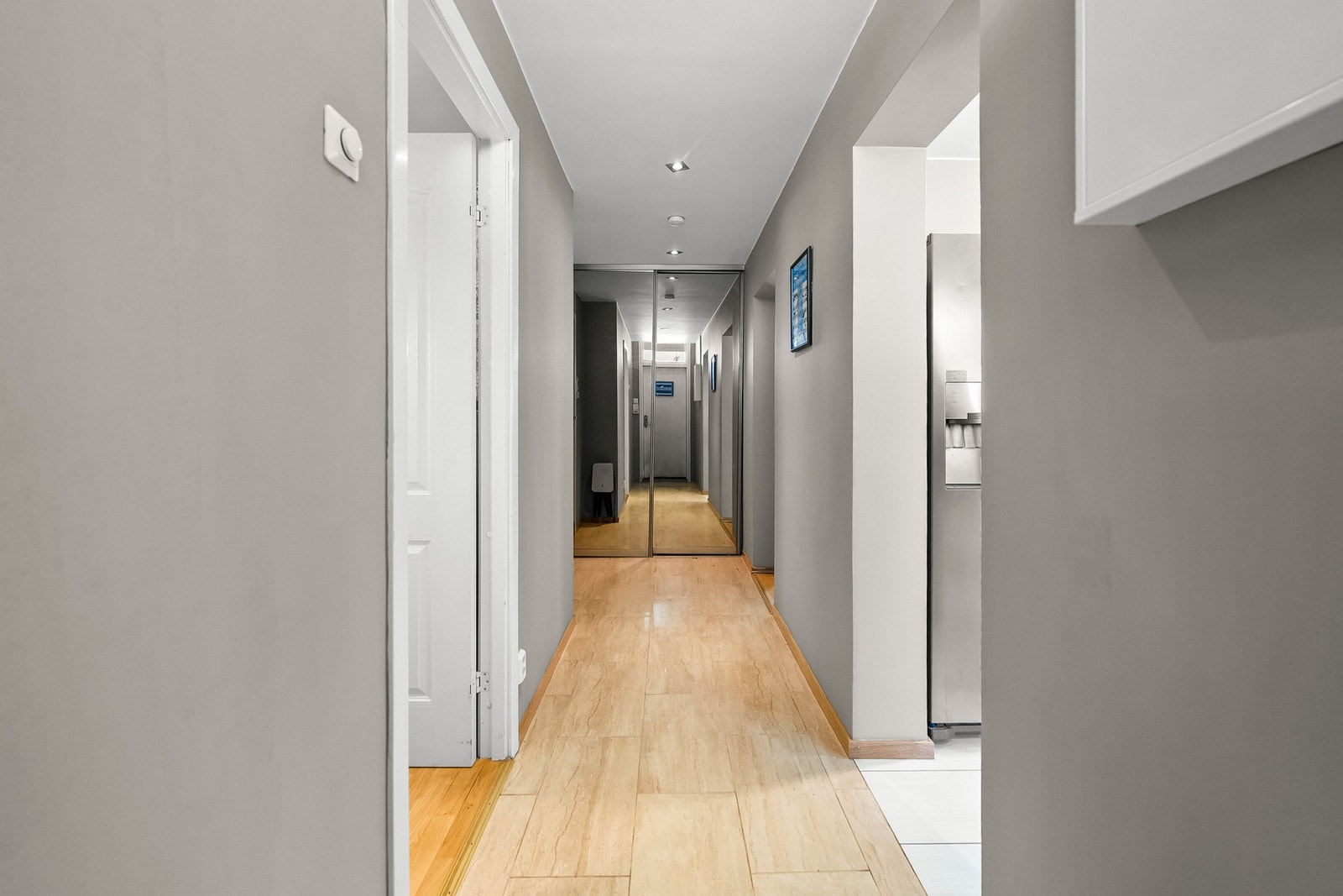 Leiligheten ønskes velkommen via en romslig og praktisk entré med god plass til yttertøy og sko. Her får du en ryddig og innbydende adkomst Galleribilde