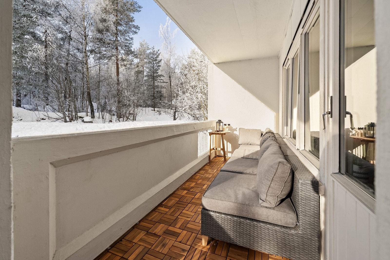 plass til utemøbler og grill. En flott uteplass som fungerer som en ekstra stue store deler av året. Galleribilde