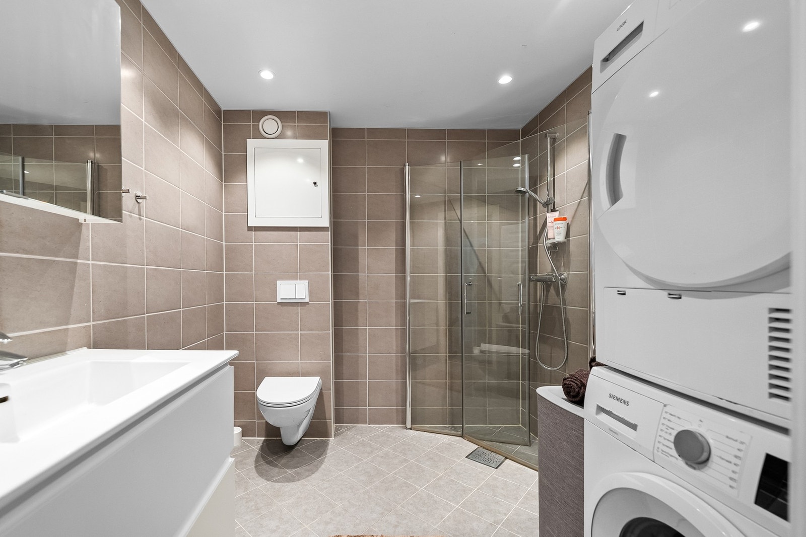 Badet ble pusset opp i 2019 i regi av borettslaget. Badet er utstyrt med vegghengt toalett, servant med innredning, dusjløsning på gulv samt opplegg for vaskemaskin. og varmekabler i gulvet. Galleribilde