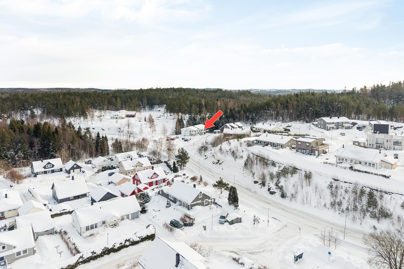 Sentralt og rolig nabolag med kort vei til Osedalen hvor man har matbutikker, apotek, bank, Frolandia med badeland og svømmehall, café, bakeri og restauranter. Galleribilde