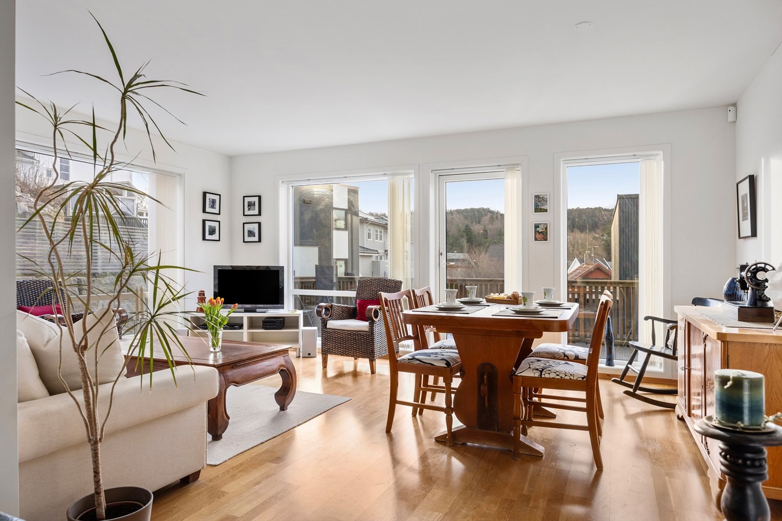 Fin stue med store vindusflater og utgang til terrasse. Galleribilde