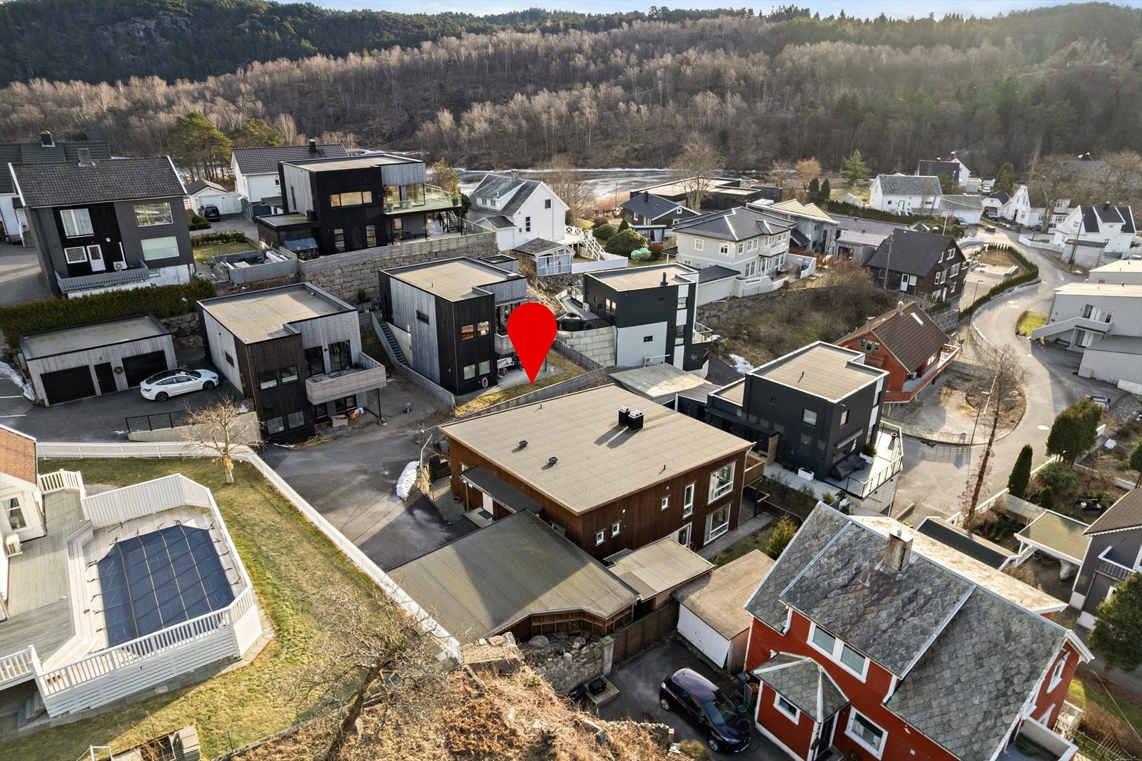 Bygget har fin beliggenhet i etablert boligområde. Galleribilde