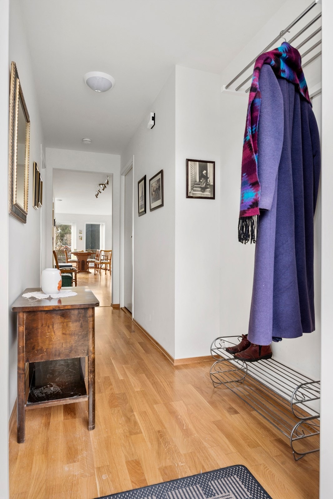 Du blir ønsket velkommen i entrè/gang med plass til oppbevaring av klær og sko. Galleribilde