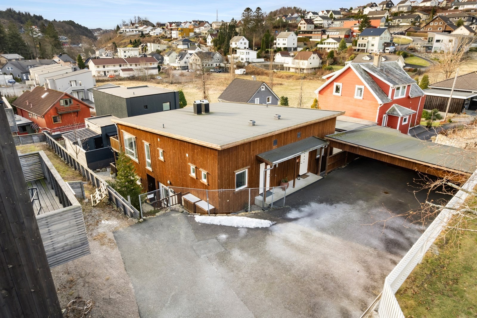 Parkering i felles carport med felles bod. Galleribilde
