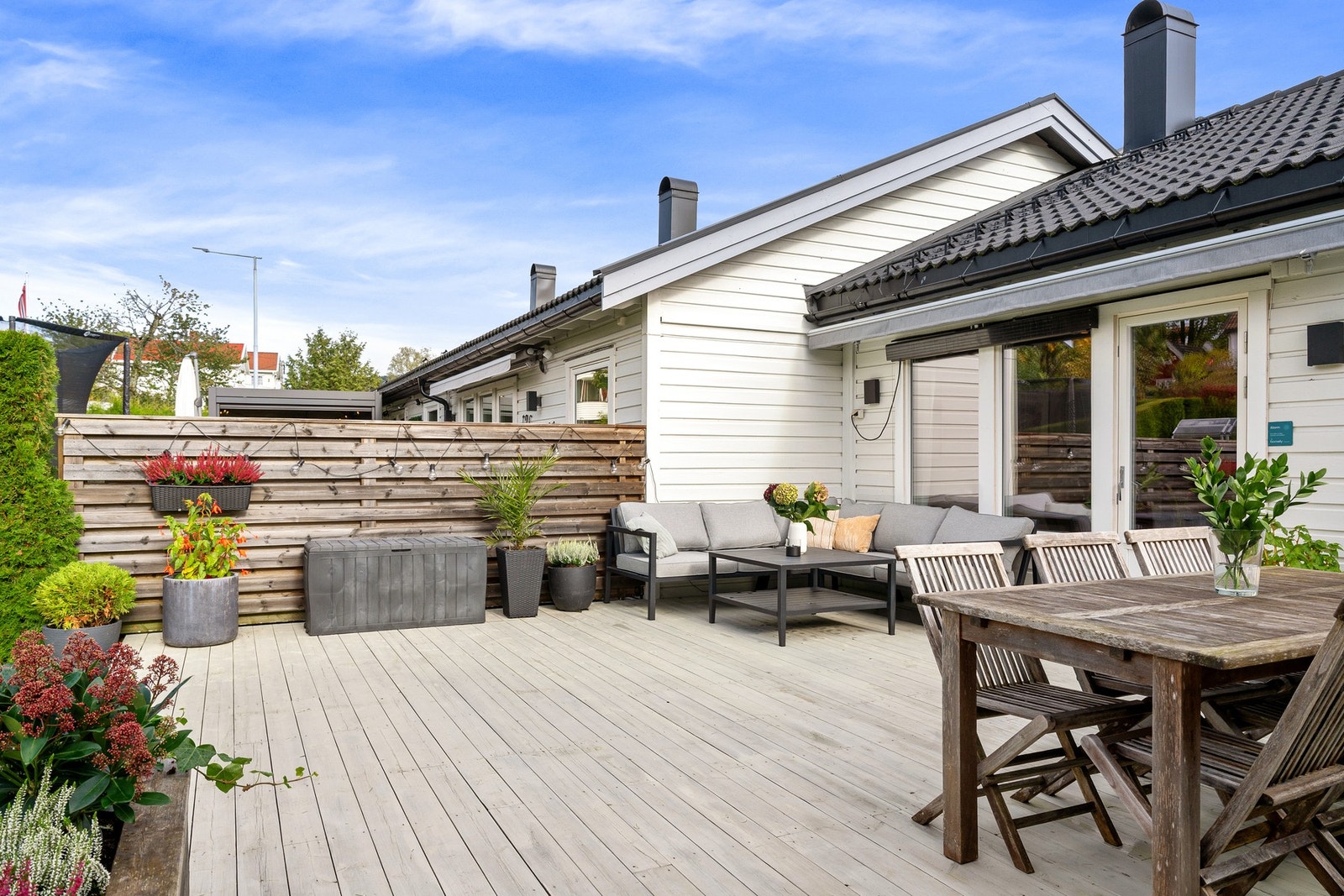 Meget hyggelig og skjermet uteplass med hekk og levegg, som gir gode rammer for både måltider, avslapning og sosiale sammenkomster. Galleribilde