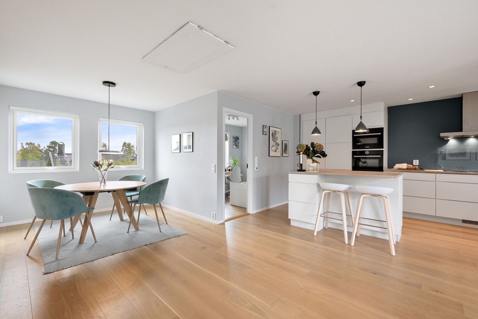 God plass til spisebord med fint lysinnslipp fra store vindusflater. Takluke i himling gir adkomst til romslig lagringsloft, og praktisk kott gir ekstra oppbevaringsplass. Galleribilde