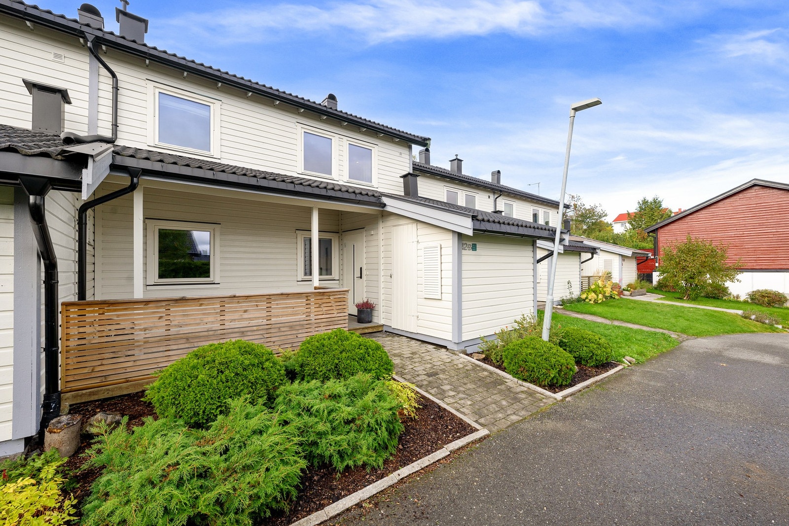 Boligen har en rolig og familievennlig beliggenhet på Røa, med kort vei til servicetilbud, kollektivtransport, idrettsanlegg og flotte turområder. Galleribilde