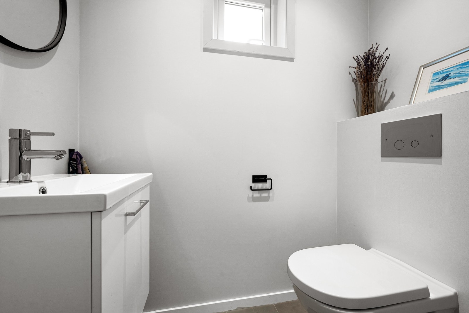 Fra vindfanget er det adkomst til et gjestetoalett som ble etablert i 2018. Utstyrt med vegghengt toalett, servantskap og speil. Galleribilde