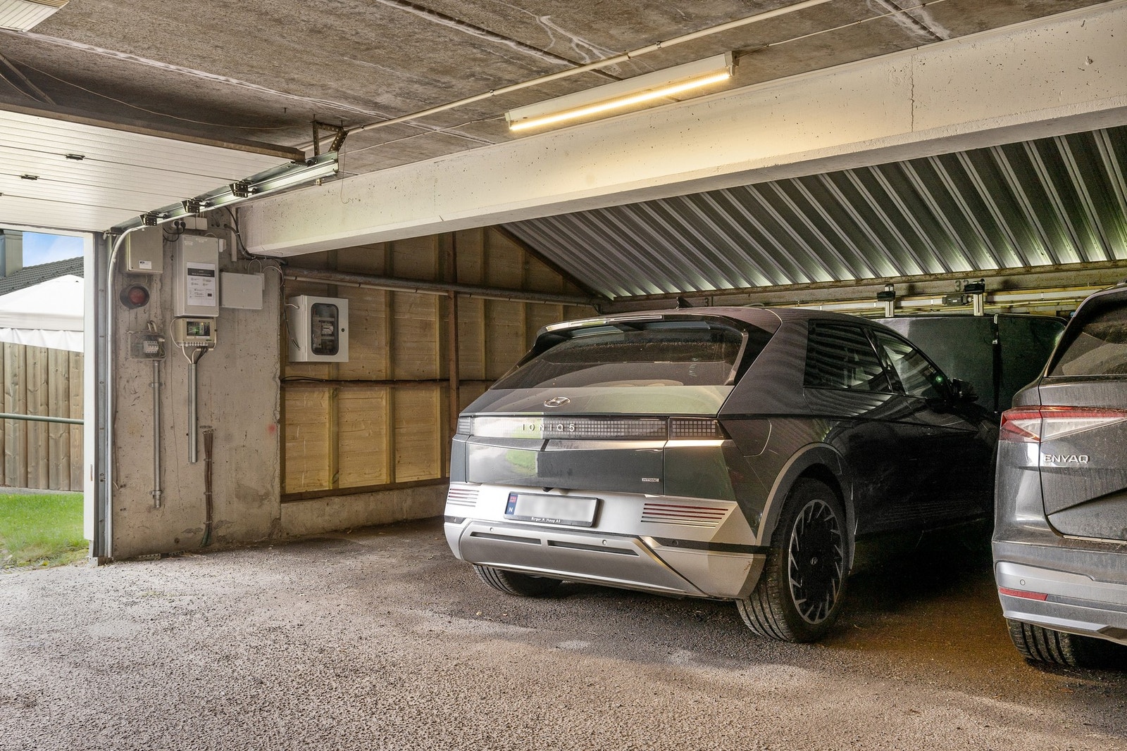 Det medfølger garasjeplass i felles, lukket anlegg. Plassen er utstyrt med lader for el- og hybridbil. Galleribilde