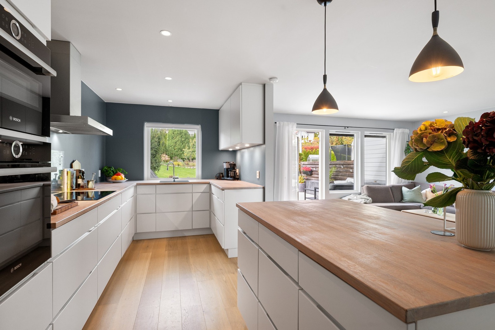 Kjøkkenet har integrerte hvitevarer, herunder stekeovn, mikro, bred induksjonstopp, oppvaskmaskin og kombiskap kjøl og frys. Galleribilde