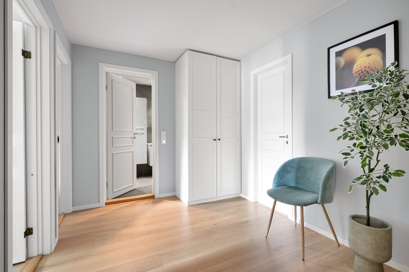 Hallen har god størrelse og kan innredes med ekstra sittegruppe, TV-krok eller hjemmekontor etter behov. Galleribilde