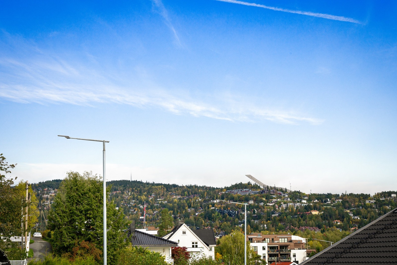 Flott utsyn mot nærområdet med Holmenkollbakken som landemerke i horisonten, som understreker nærheten til marka og gode rekreasjonsmuligheter. Galleribilde
