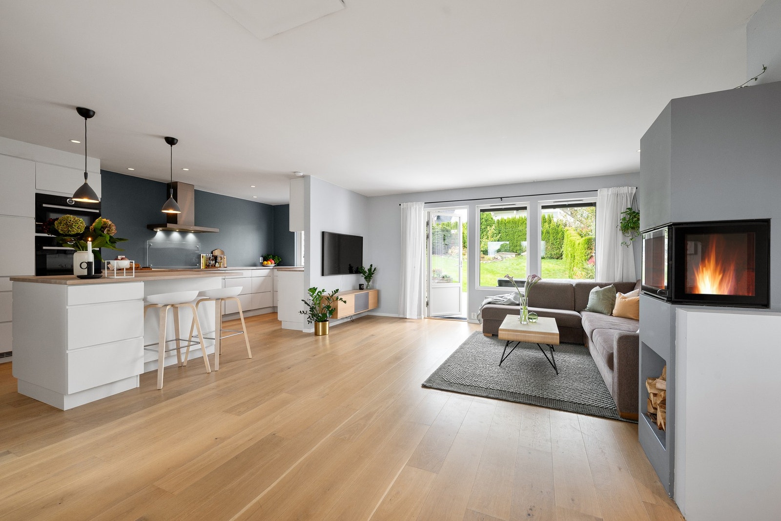 1. etasje utgjør boligens naturlige samlingspunkt med et lyst og romslig oppholdsrom i åpen stue og kjøkkenløsning. Galleribilde