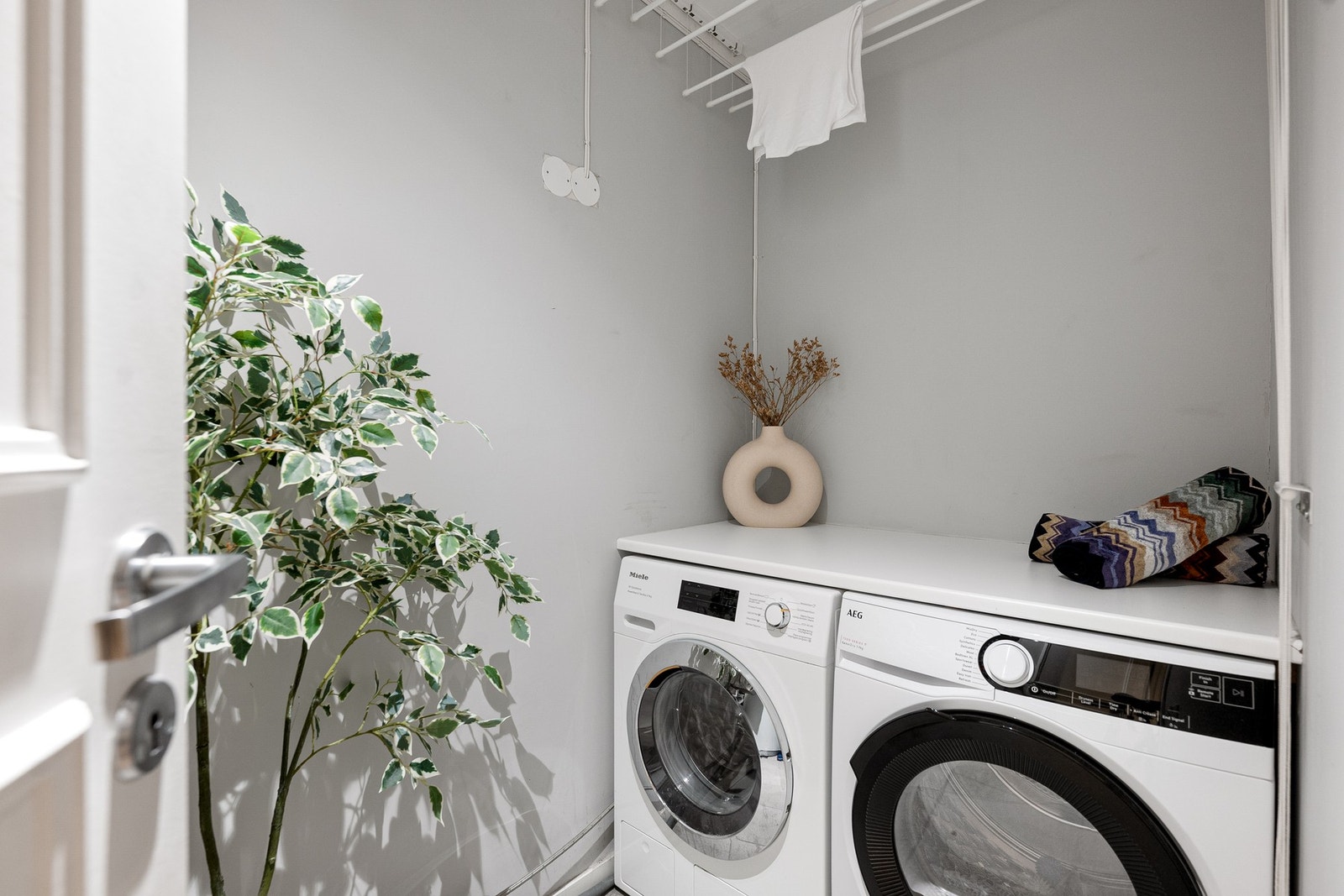 Boligen har eget vaskerom med sluk, praktisk innredning og benkeplass. Galleribilde