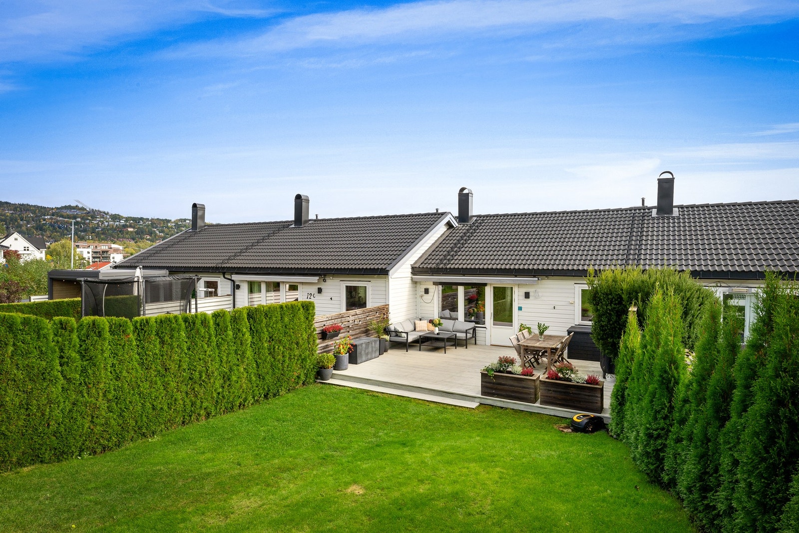 Boligen ligger i en rolig og skjermet boliggrend på Røa, med lekeplasser og fellesområder rett utenfor døren, samt gangavstand til marka, Røa sentrum og kollektivtransport. Galleribilde