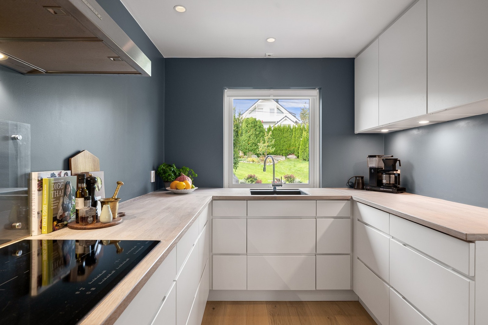 Kjøkkenet har vindu over benkeplassen med fint utsyn mot hage og grøntarealer. Galleribilde