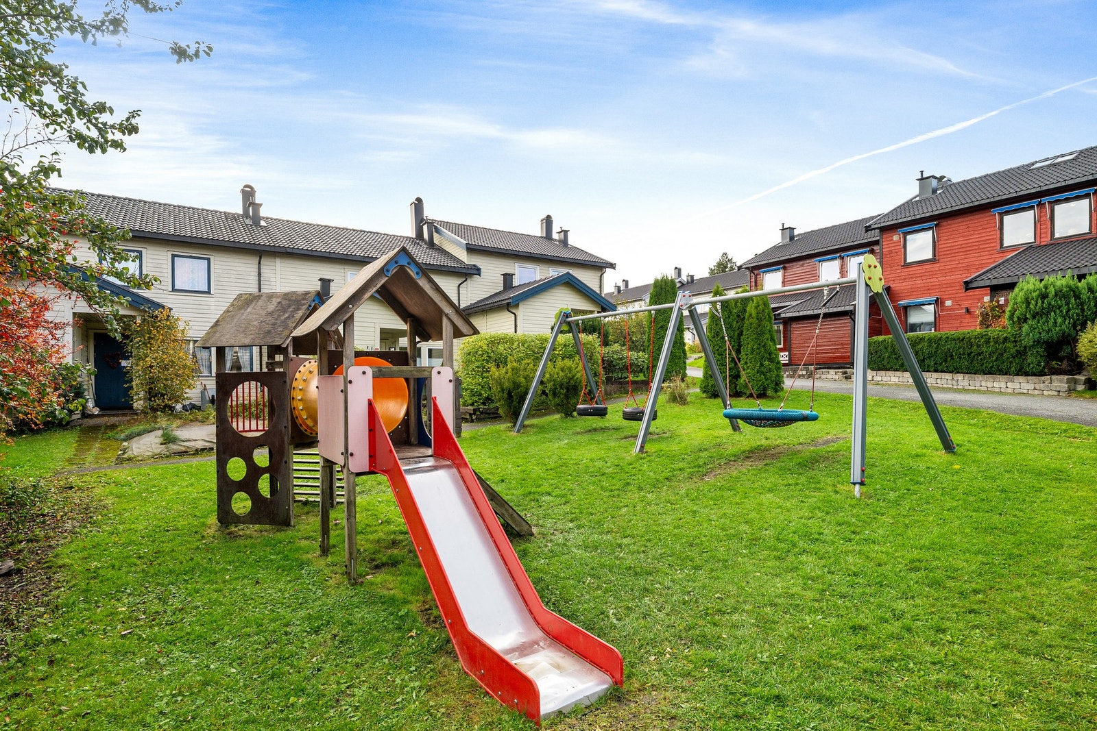 Husene på Søndre Rød ligger i en trafikkbegrenset boliggrend avgrenset med bommer, noe som gir et trygt og hyggelig bomiljø. Galleribilde