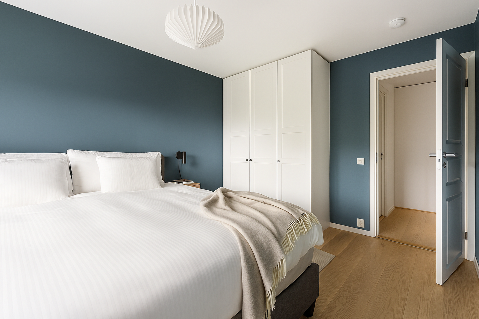 Romslig og innbydende hovedsoverom i underetasjen med plass til dobbeltseng og medfølgende garderobeløsning. Galleribilde