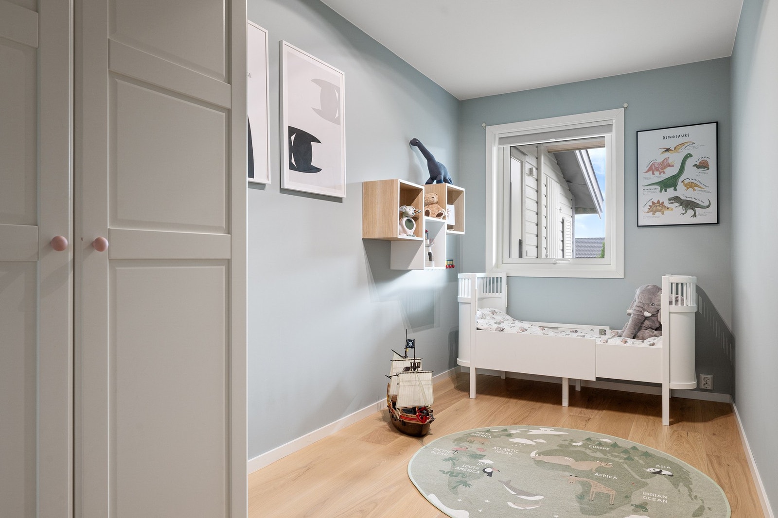 Delikat soverom i underetasjen som passer godt som barnerom eller gjesterom. Galleribilde