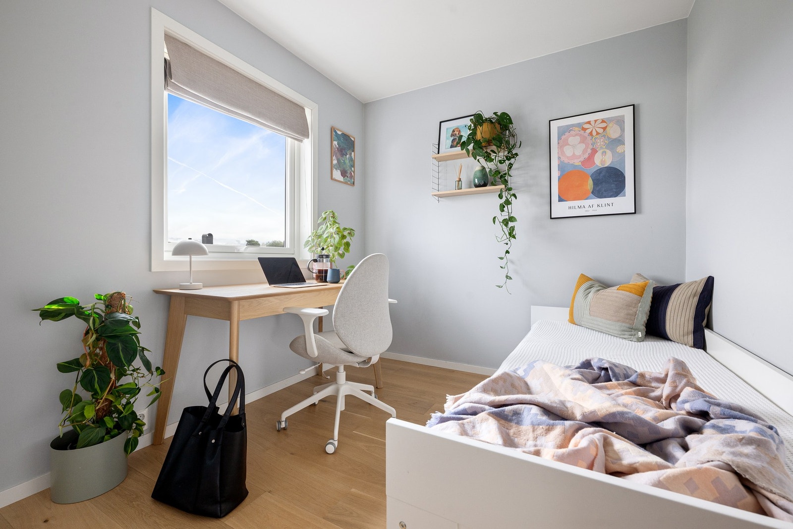 Soverom i øverste etasje med plass til seng og skrivepult, velegnet som barnerom, gjesterom eller hjemmekontor. Galleribilde