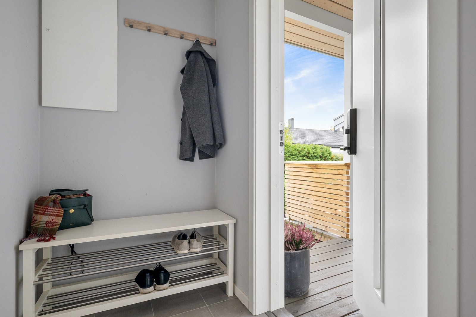 Fint vindfang med flislagt gulv og varmekabler. Praktisk nisje gir plass til sittebenk, garderobeskap eller annen oppbevaring. Galleribilde