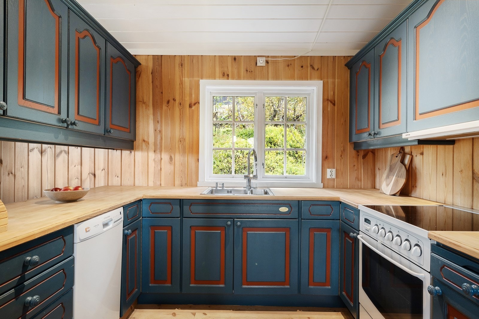 Kjøkkeninnredning med profilerte fronter og benkeplate i heltre. Galleribilde