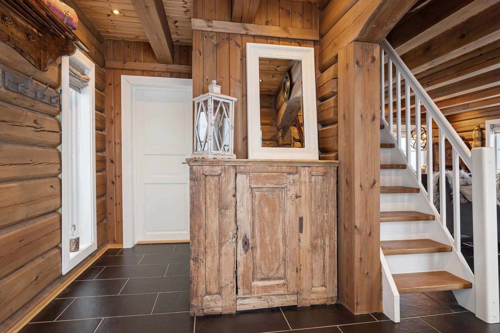 Mellom etasjene er det klassisk malt trapp med tette trinn Galleribilde