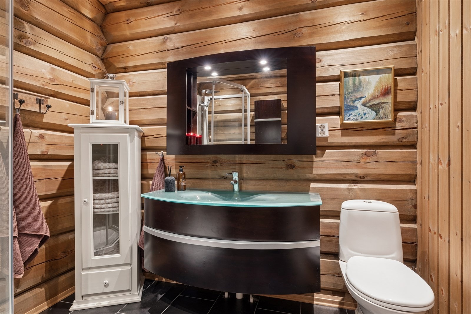 Delikat baderom fra 2011, som også fungerer som praktisk vaskerom, ligger lett tilgjengelig fra gangen i 1. etasje Galleribilde