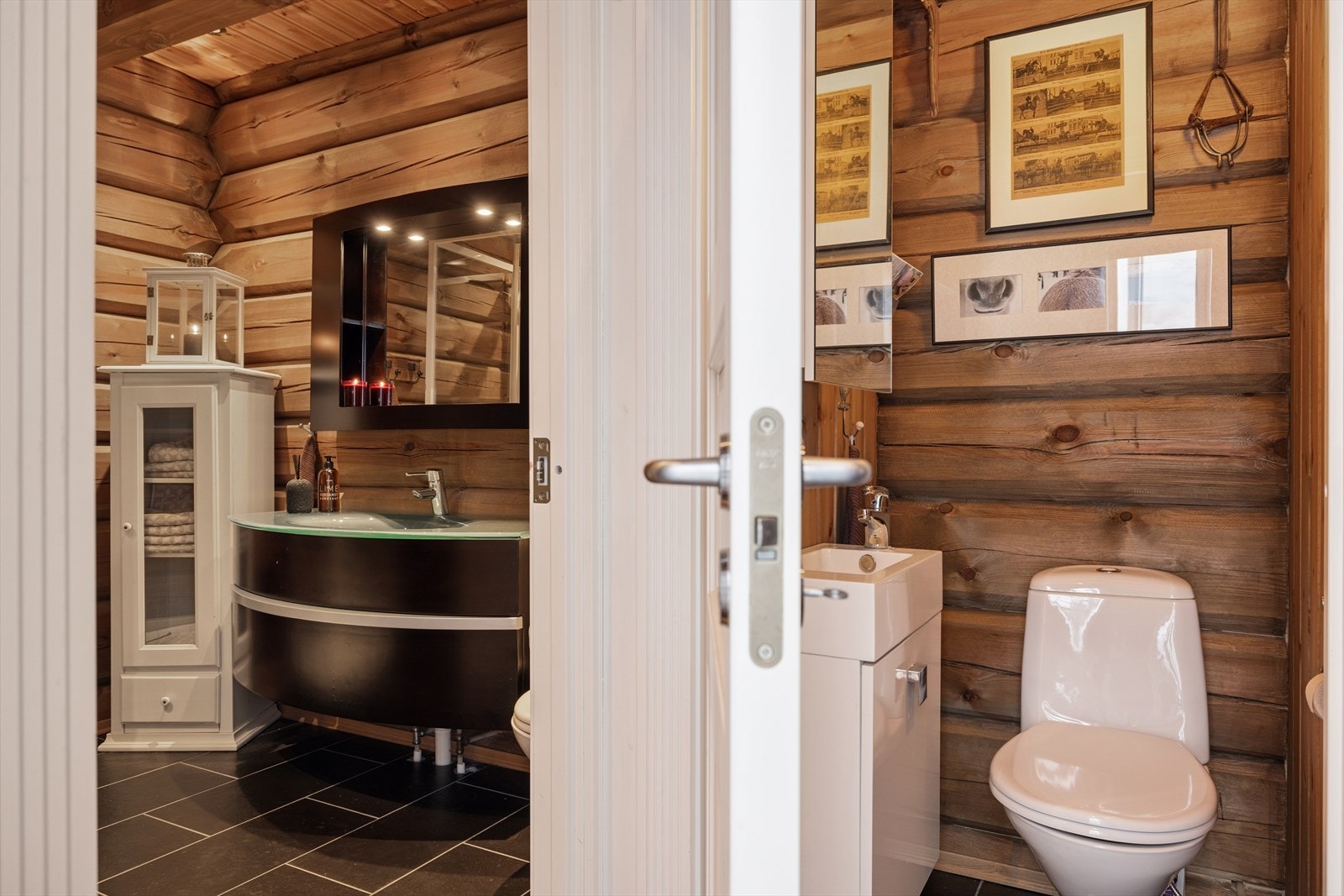 Rett ved siden av badet ligger et praktisk toalettrom. Rommet er innredet med gulvmontert toalett, servantinnredning med speilskap over, som gir både oppbevaring og god funksjonalitet Galleribilde