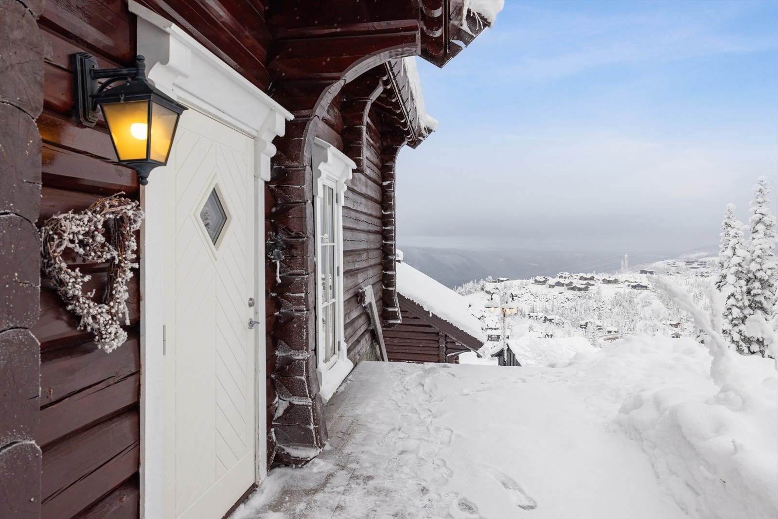 Inngang med overbygg - praktisk og koselig i all slags vær. Galleribilde