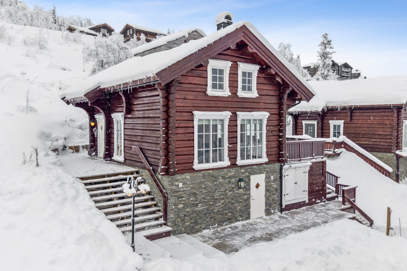 Velkommen til Hestegrøavegen 40 - en sjeldent vakker fritidsbolig der fjellro møter luksus - Hytta er lekkert innredet og selges møblert. Galleribilde