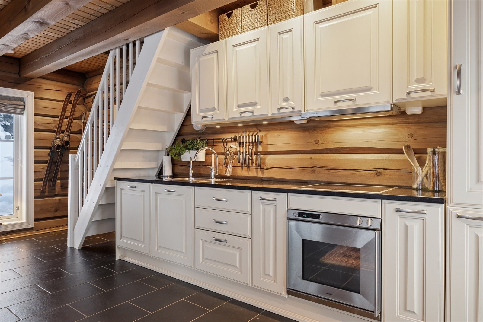 Løsningen med innredningen samlet langs én vegg skaper en åpen og luftig romfølelse, samtidig som skuffer og skap gir svært god oppbevaringsplass. Kokende vann rett fra krana = kaffe klar på null komma niks. Galleribilde