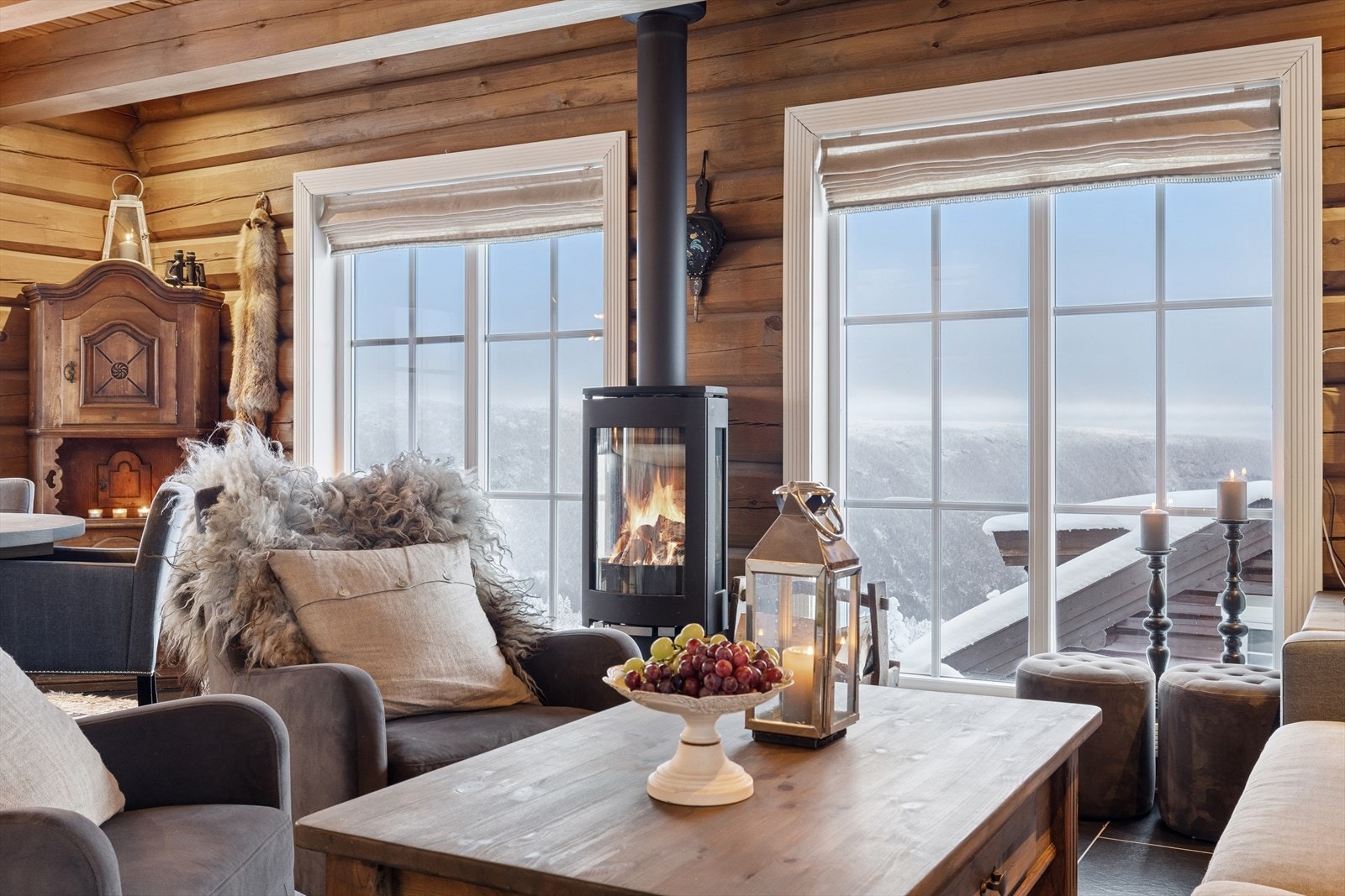 De store vindusflatene slipper inn rikelig med naturlig lys og rammer inn den spektakulære utsikten mot fjellheimen Galleribilde