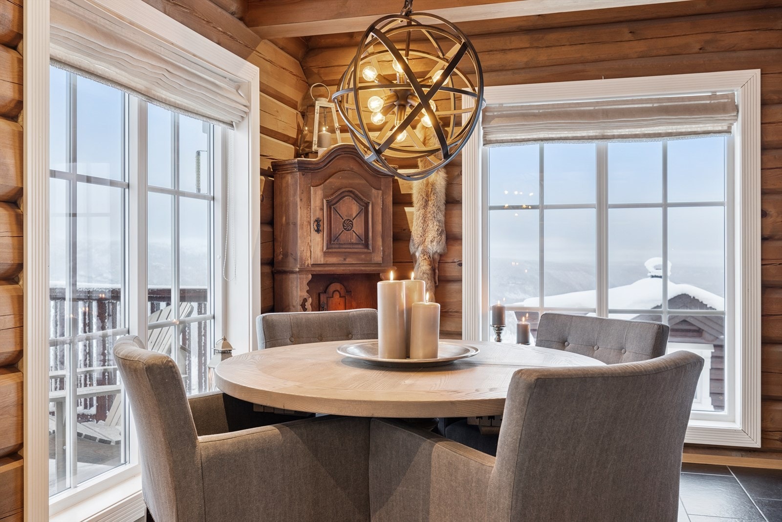 Stuen byr på rikelig plass til både salong og spisestue, og rommet deler seg naturlig inn i komfortable soner Galleribilde