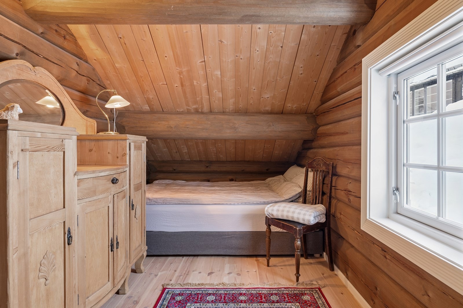 Tre behagelige soverom som til sammen sikrer gode overnattingsforhold for familie og gjester - og legger til rette for ekte hyttekos året rundt Galleribilde