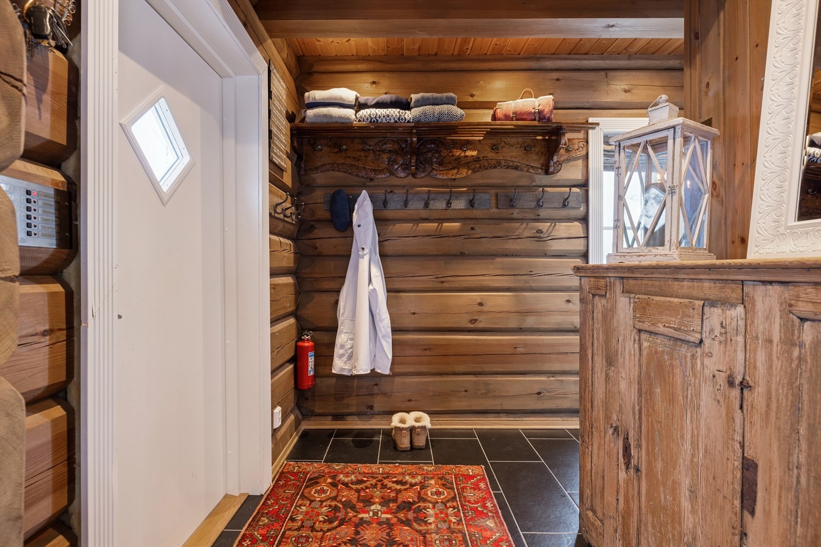 Entréen åpner seg som et lyst og romslig velkomstområde, hvor det er rikelig med plass til både yttertøy og sko Galleribilde