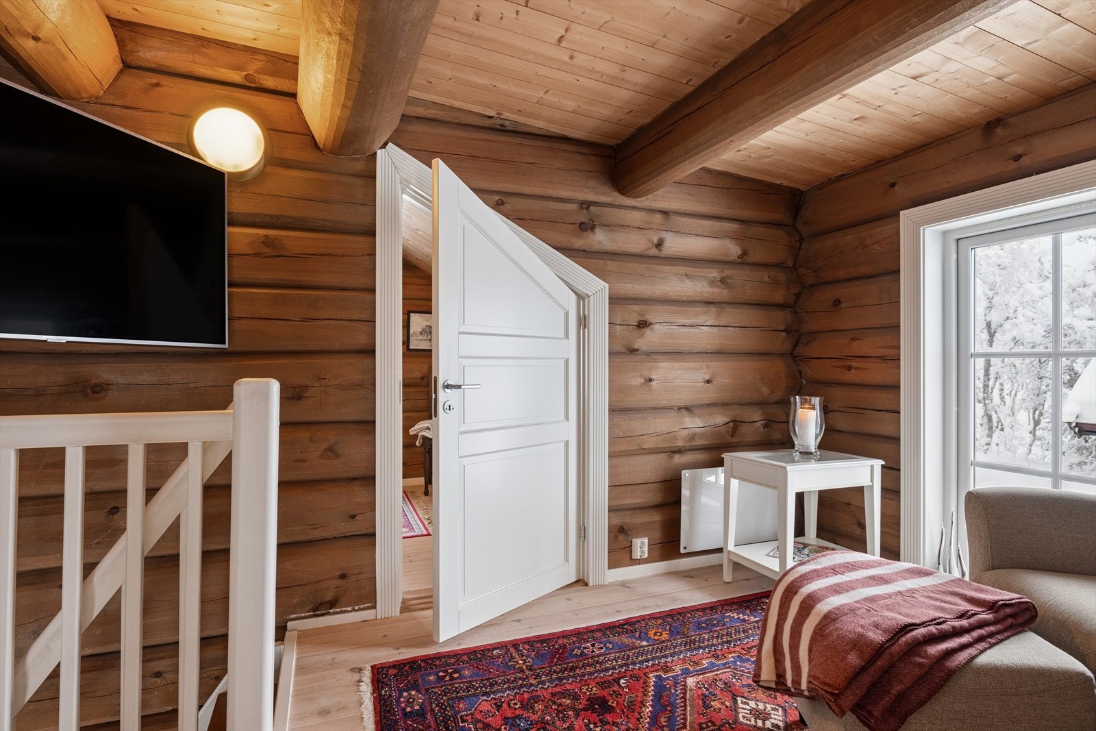 I andre etasje ligger hyttens tre innbydende soverom - alle gjennomført i samme stilrene og harmoniske uttrykk som resten av hytten Galleribilde