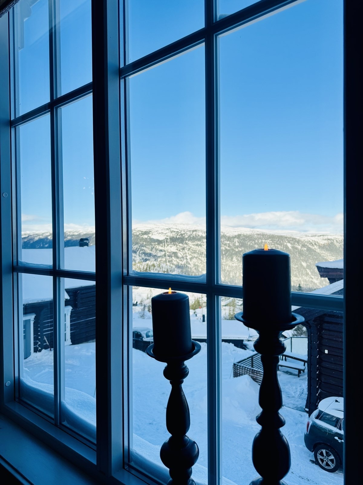 Både i sofa og spiseplass har du en eventyrlig utsikt. Galleribilde