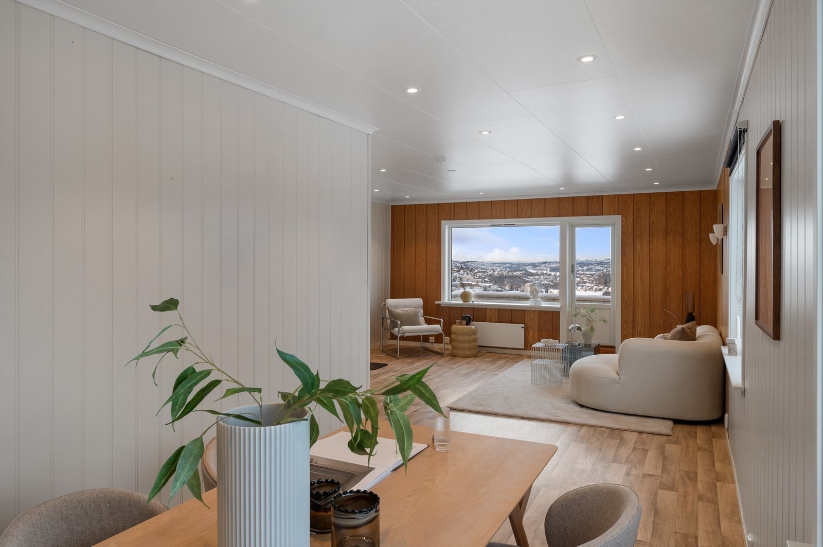 God plass til salong av ønsket størrelse og langbord for hyggelige middagsbesøk av familie og venner. Galleribilde