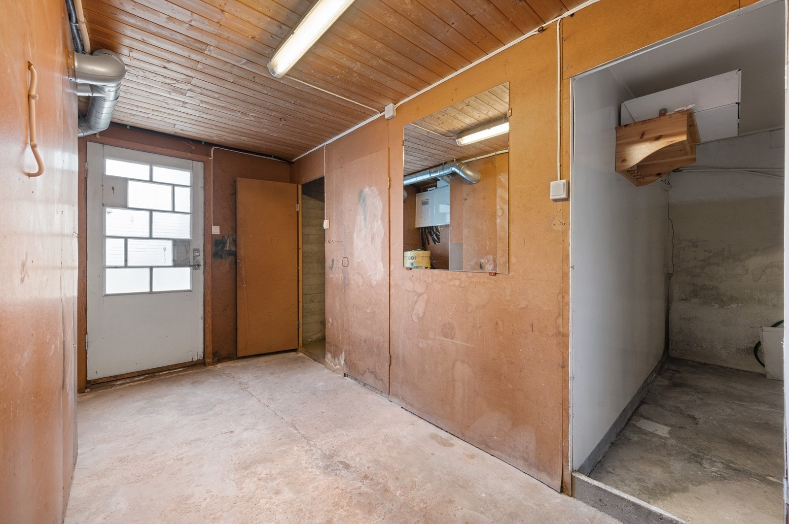 Tar du trappen ned fra første etasje kommer du til bod og vaskerom. Galleribilde