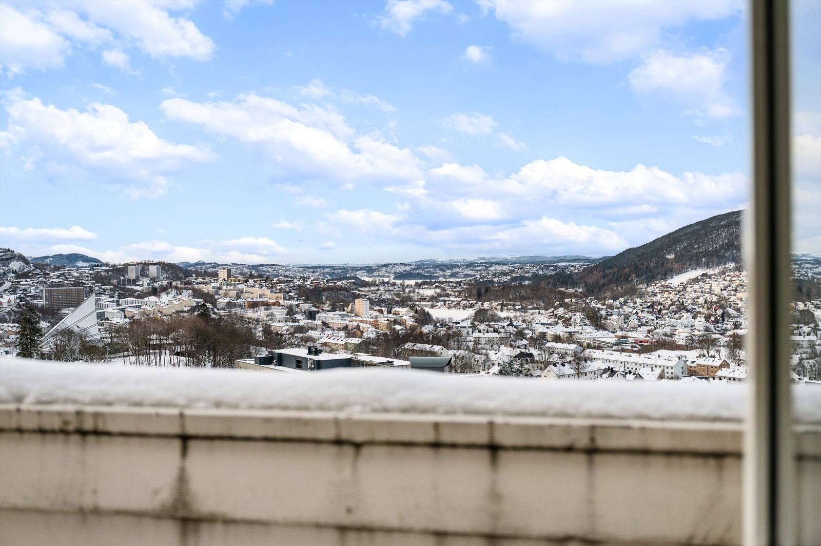 På sommerstid åpner du opp og forlenger stuen ut til boligens solrike altan. Galleribilde