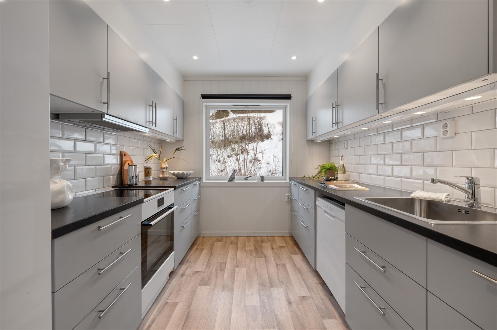 Kjøkken av nyere dato, med innredning langs to vegger. Galleribilde