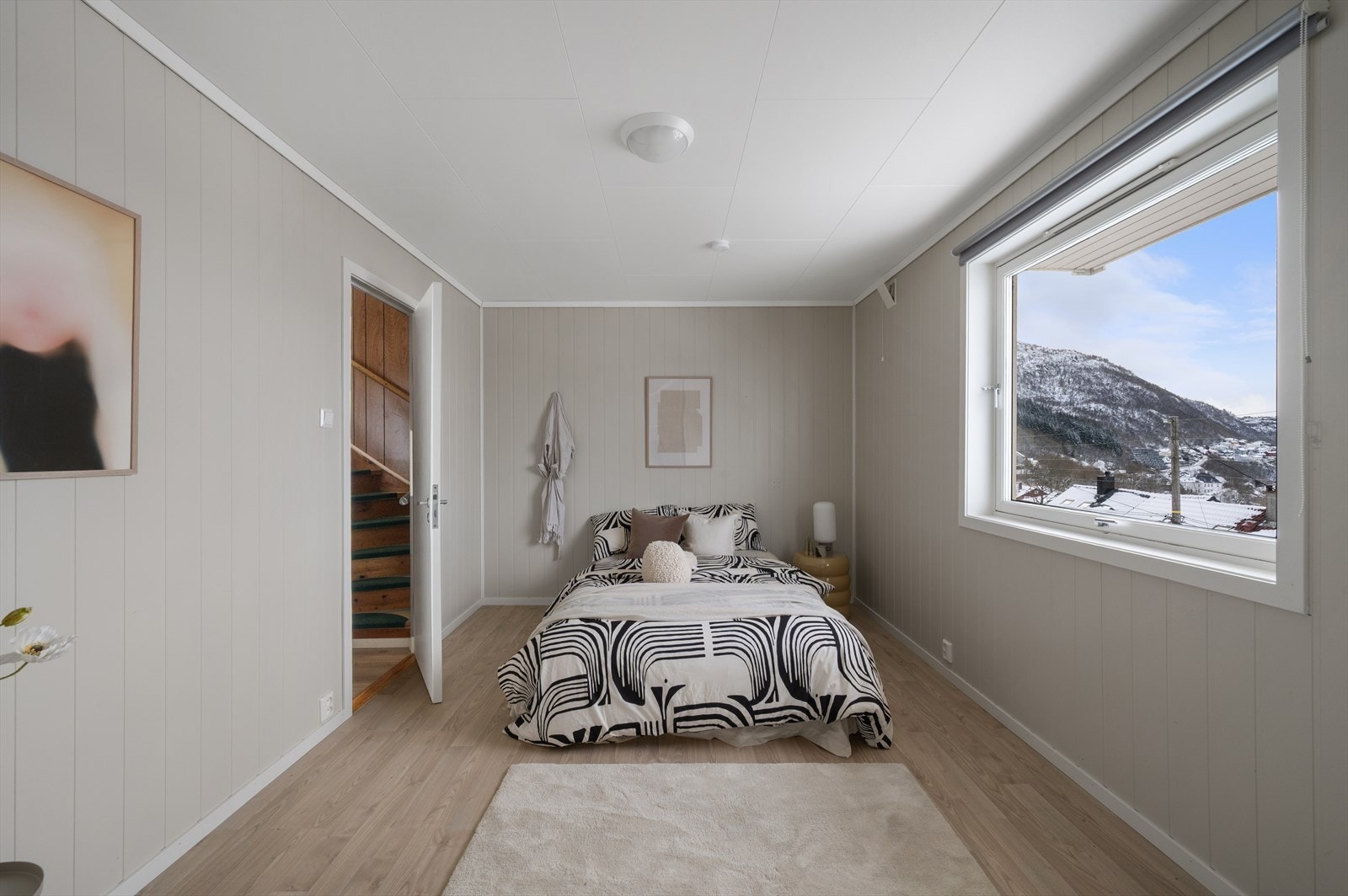 Hovedsoverom er av god størrelse med plass til ønsket sengestørrelse og møblement. Galleribilde