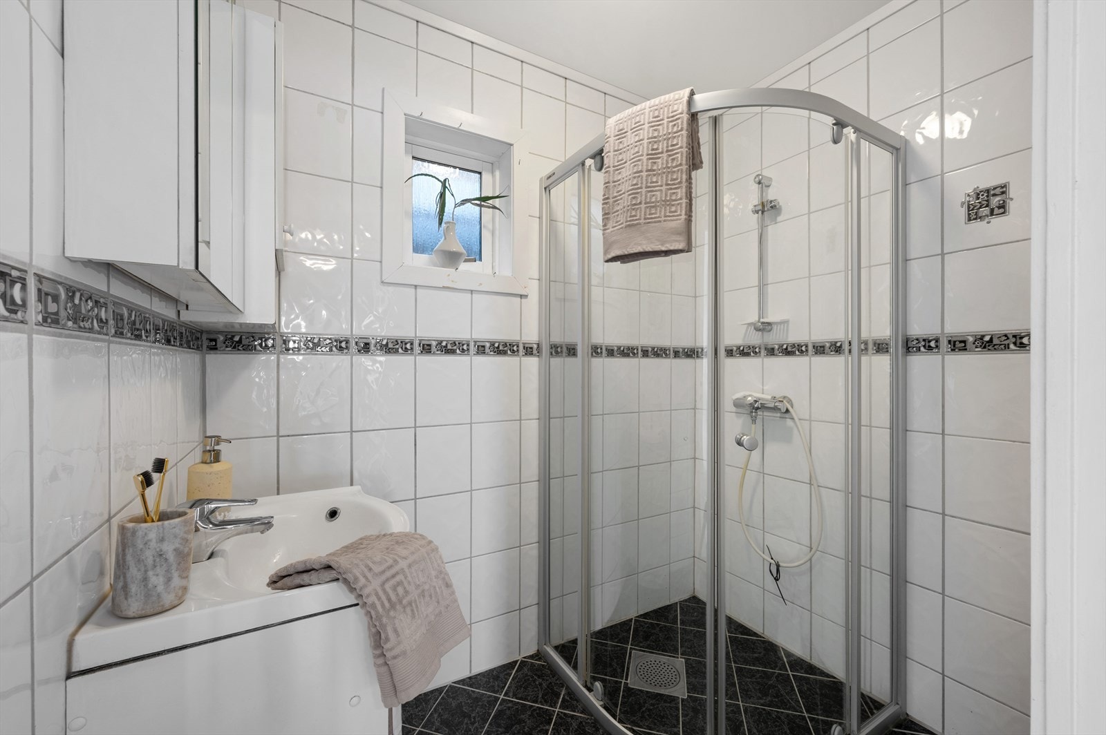 Badet er praktisk plassert i samme etasje og gjør planløsningen enkel og funksjonell for familien. Galleribilde