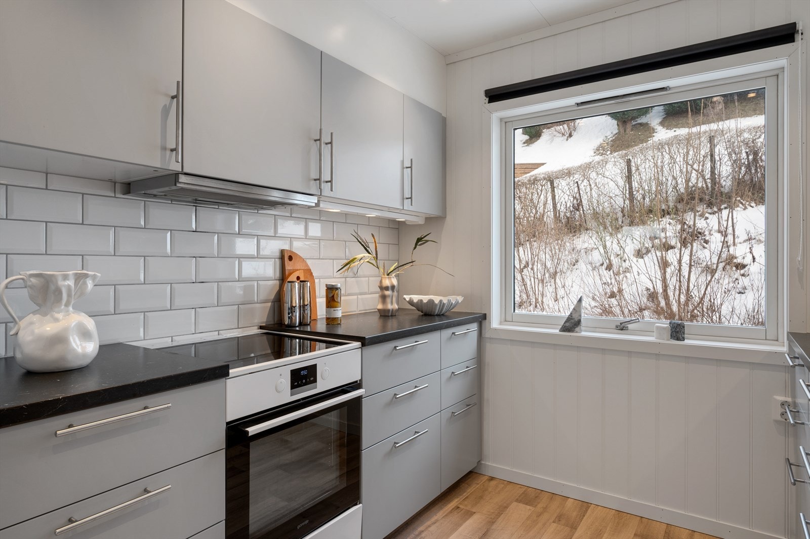 Her er det rikelig med skap- og benkeplass, noe som gir et ryddig og oversiktlig arbeidsområde. Galleribilde